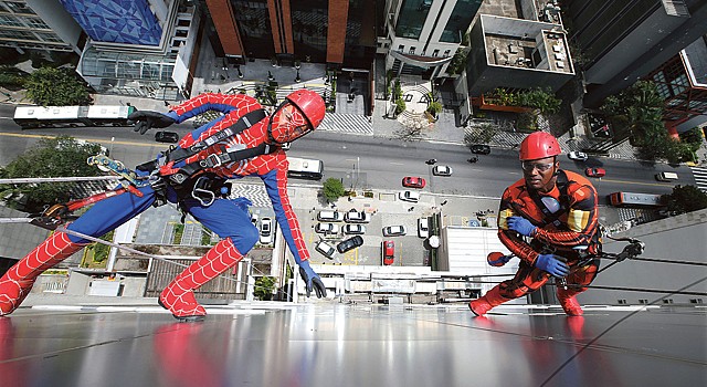 O Homem-Aranha e o Homem de Ferro foram convocados. Paulo Whitaker/Reuters